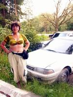 ХТО! поможет девушке вынуть машинку из грязи??